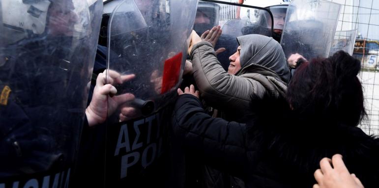 Камион със 78 мигранти задържаха в С.Македония